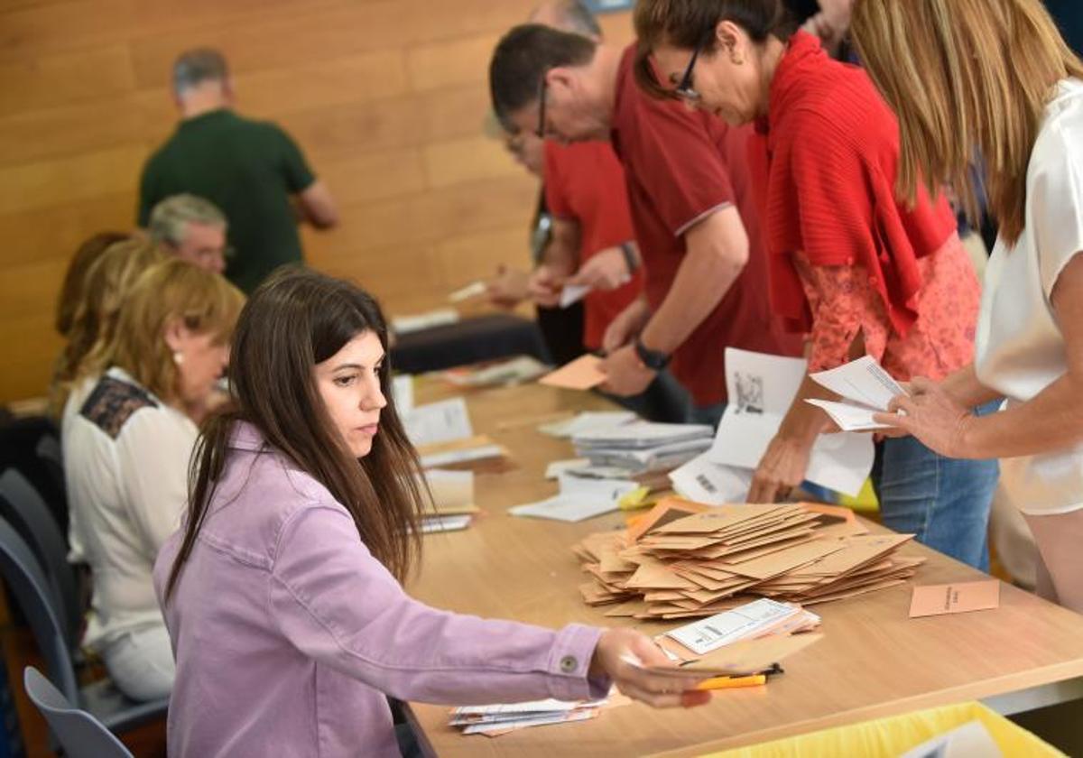 Recuento de votos por correo en unas elecciones.