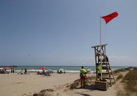 Bandera roja en una playa de Valencia, en La Pobla de Farnals.