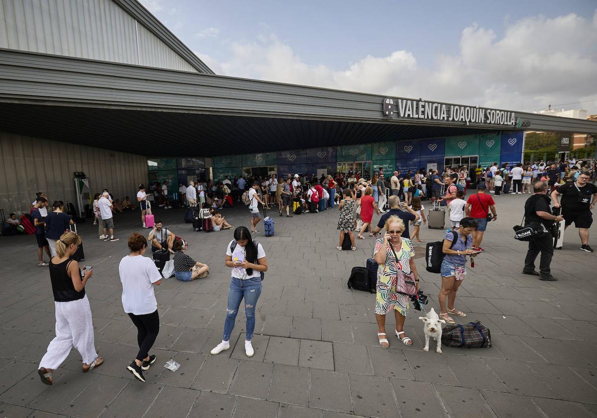 Cientos de pasajeros esperan en la estación Joaquín Sorolla de Valencia.