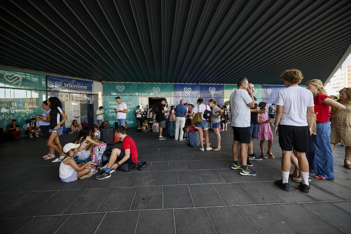 Fotos: caos en la estación Joaquín Sorolla por la suspensión de trenes entre Valencia y Madrid