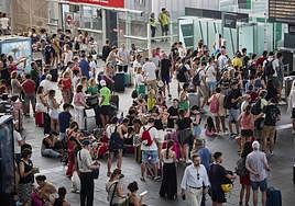 El caos de ha apoderado de la estación Joaquín Sorolla en Valencia.