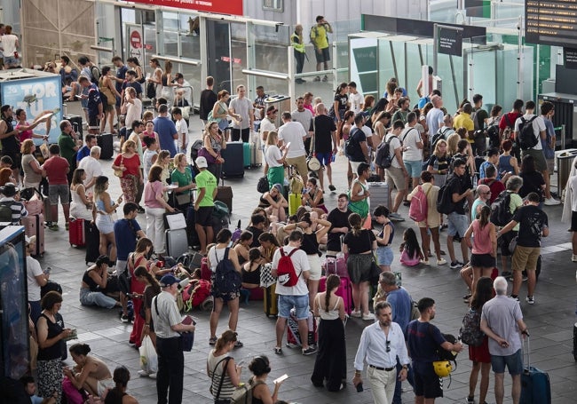 Colas de pasajeros afectados por la cancelación del tráfico ferroviario entre Madrid y Valencia.