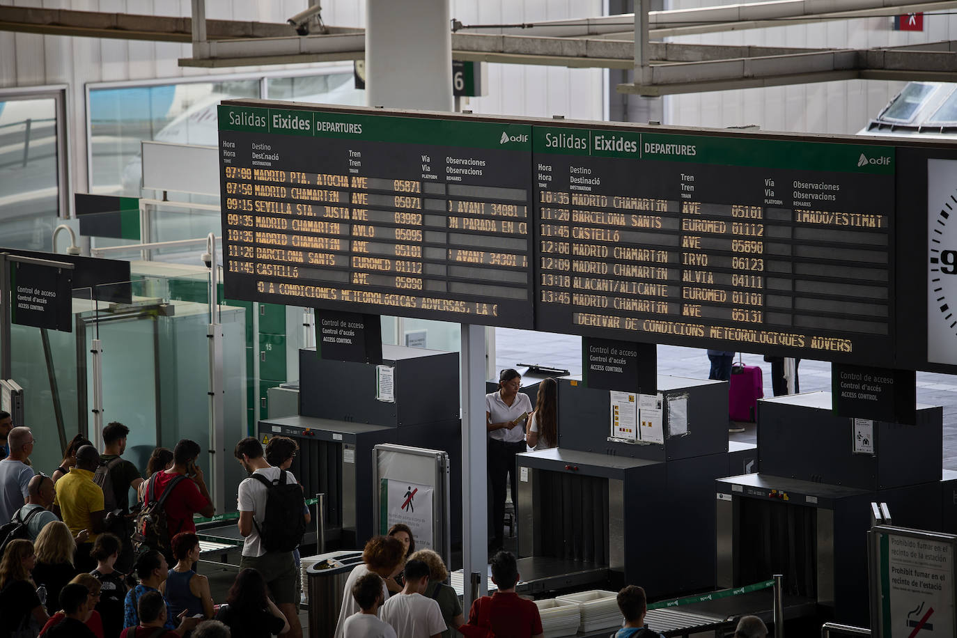 Fotos: caos en la estación Joaquín Sorolla por la suspensión de trenes entre Valencia y Madrid