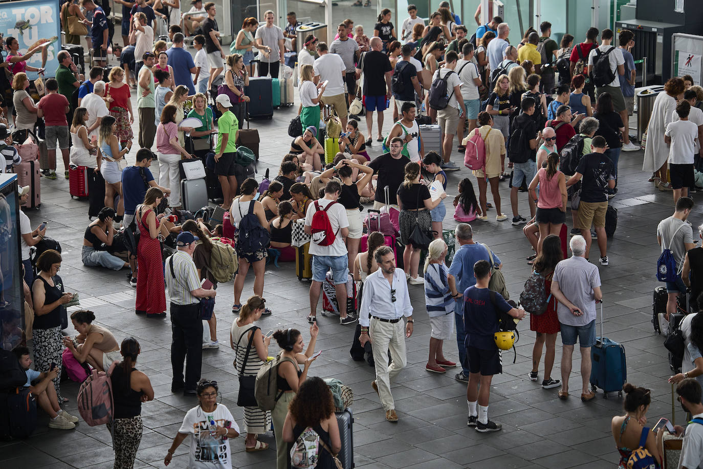 Fotos: caos en la estación Joaquín Sorolla por la suspensión de trenes entre Valencia y Madrid