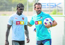 Rubén Baraja da indicaciones a Thierry Correia en un entrenamiento en Paterna.