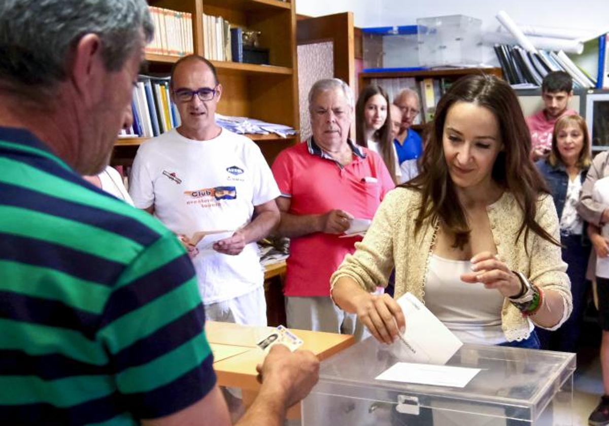 Maria Pilar Abad, la más joven censada, ha sido la primera en votar para batir el el récord de 26 segundos en las elecciones generales en Villarroya.