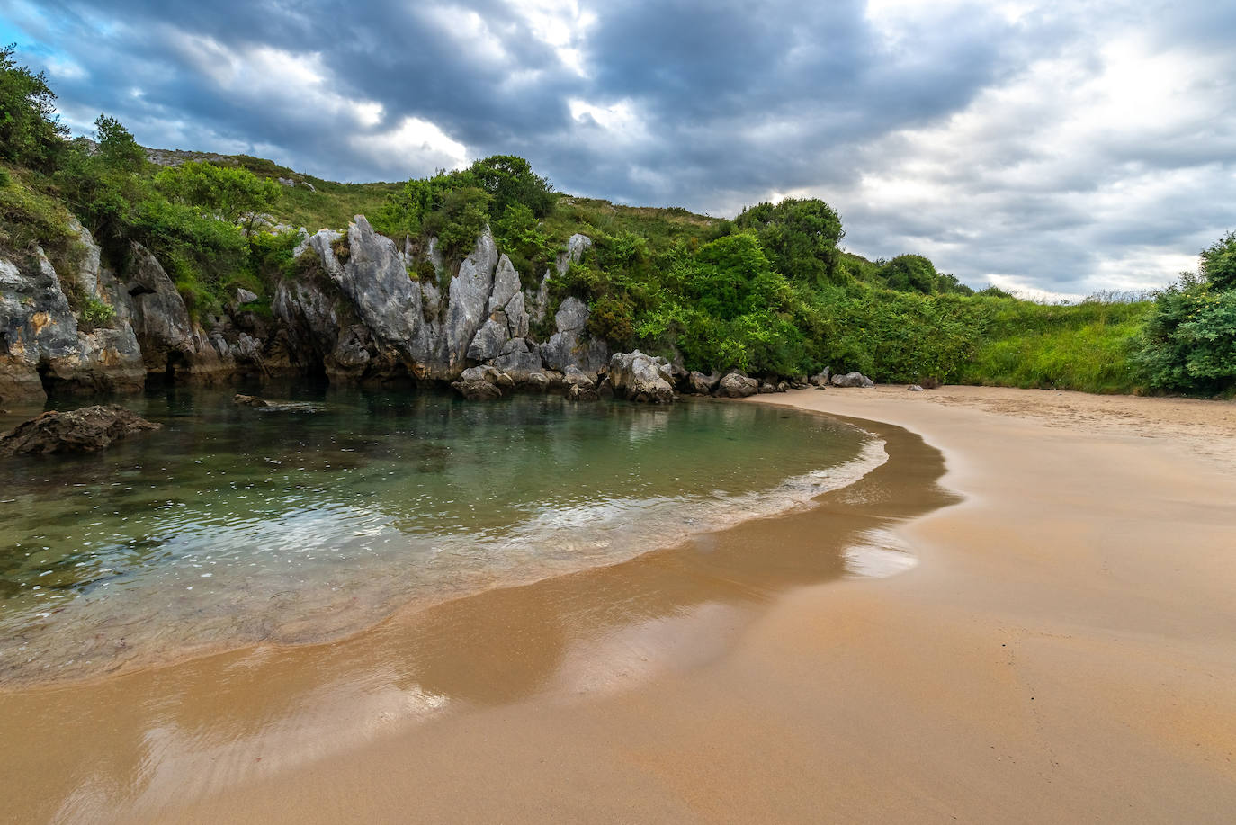 Playa Gulpiyuri (Llanes, Asturias)