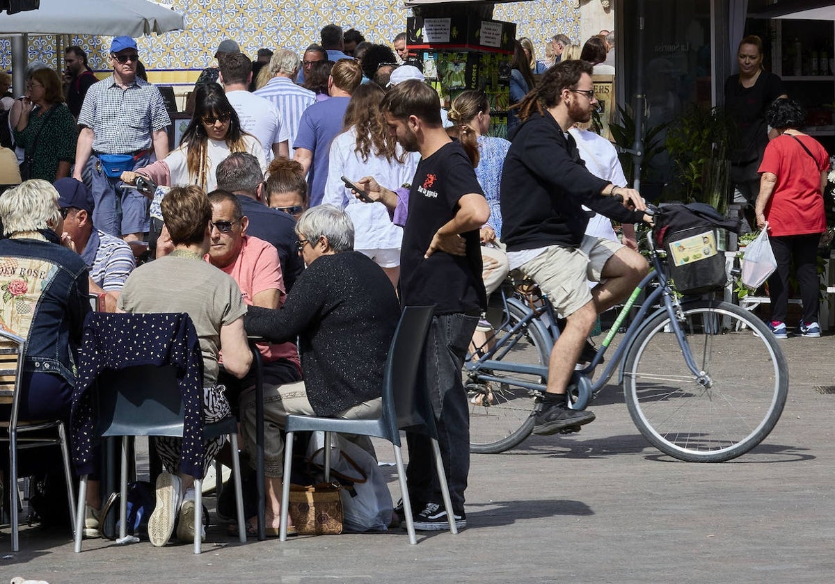 Una bicicleta circula por una zona peatonal de Valencia.