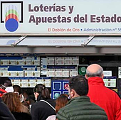Jugadores en una administración de Loterías y Apuestas del Estado