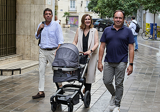 María José Catalá llega la sede del PPCV con su hijo, acompañada de Juanfran Pérez Llorca.