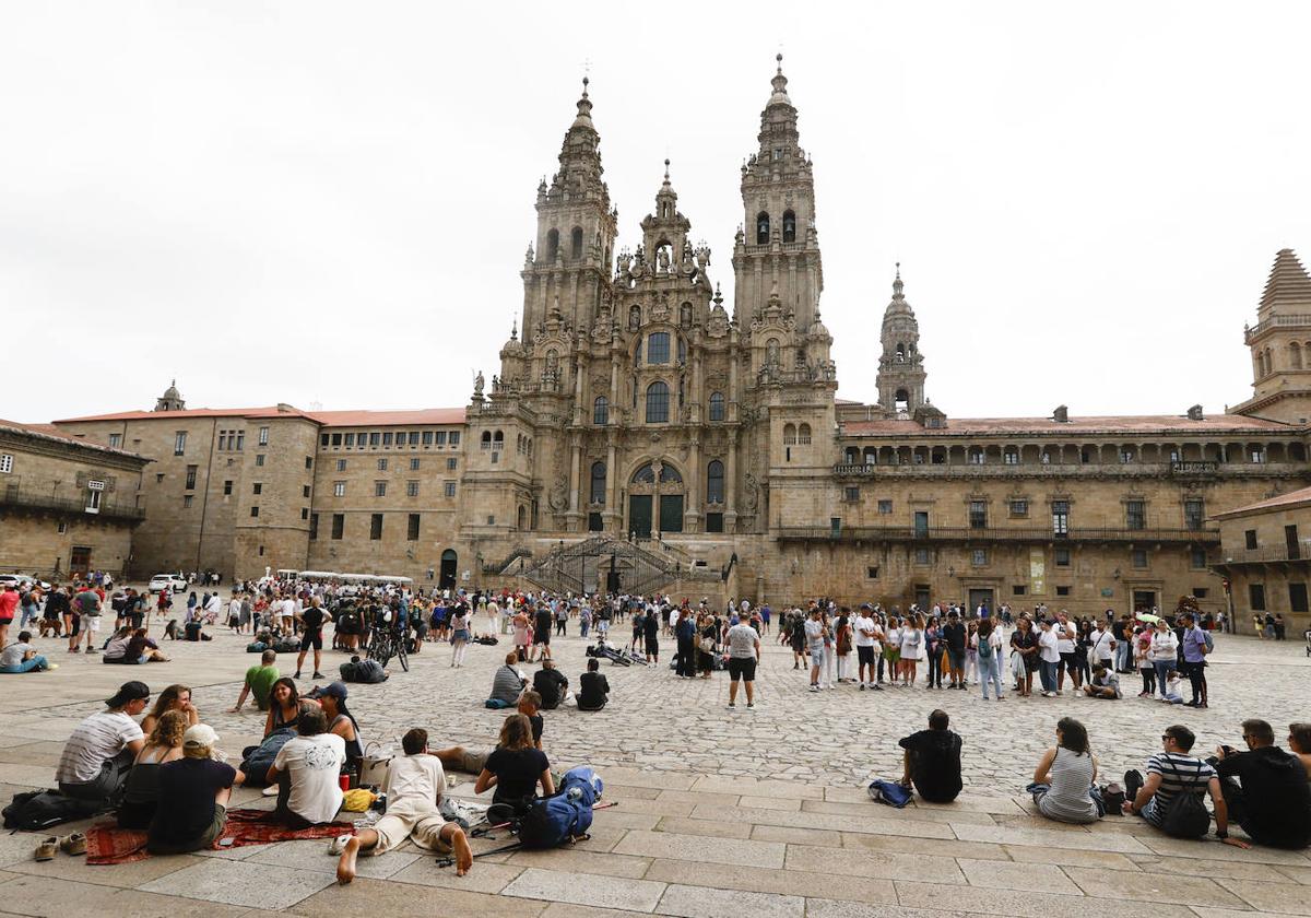 Plaza de Santiago de Compostela y diferentes peregrinos