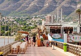 Terraza de Mala Vita, con Dénia y el Montgó al fondo.