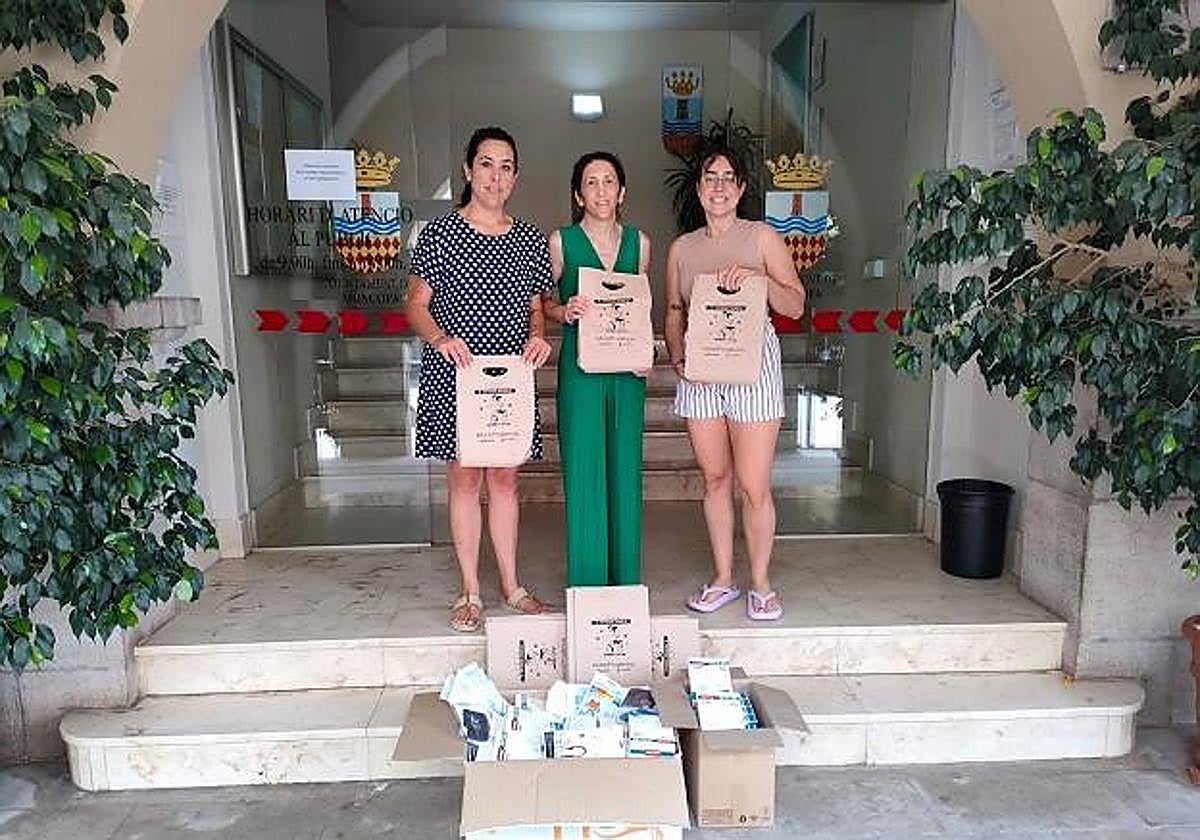 Moncofa dona material sanitario a la asociación local contra el cáncer