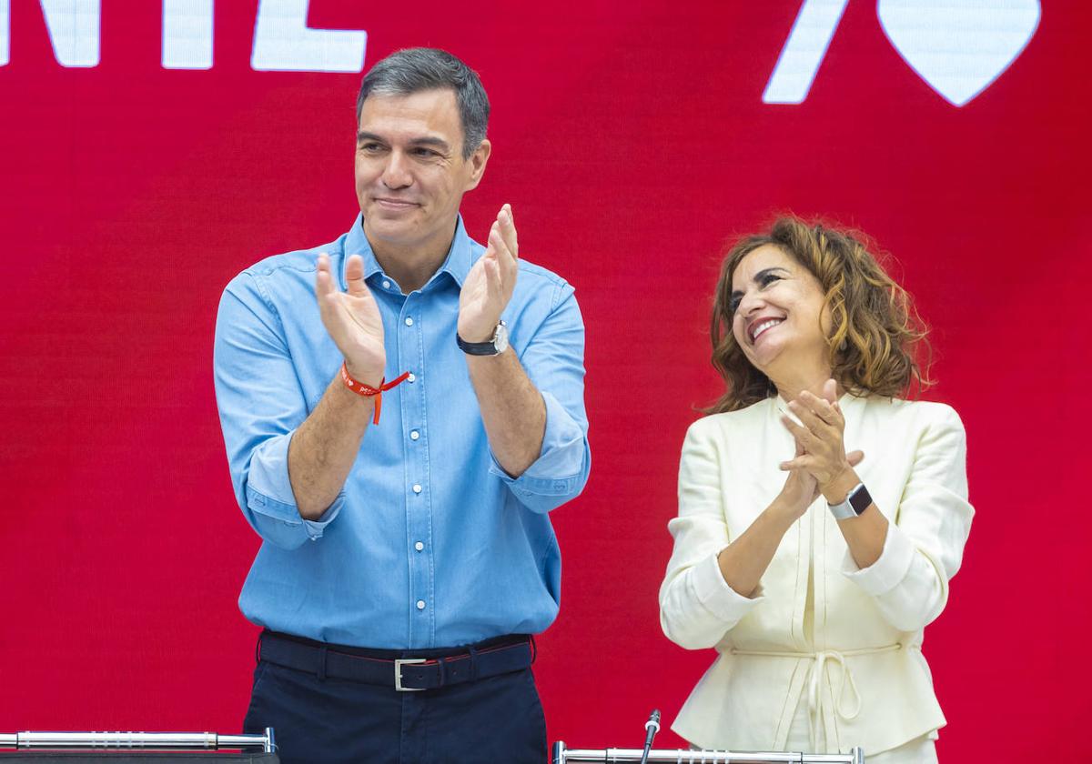 Pedro Sánchez junto a María Jesús Montero celebran los resultados electorales cosechados el pasado 23J