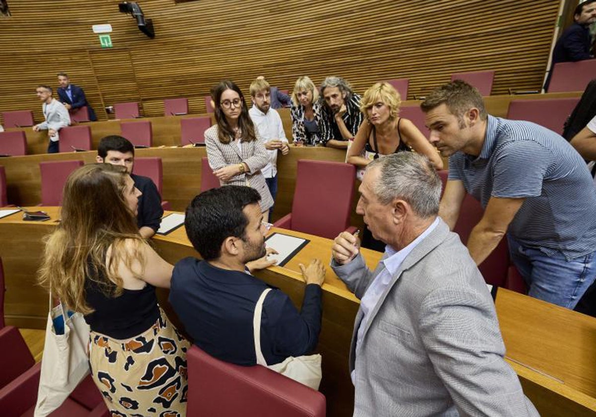 Diutados de Compromís hacen un corrillo en uno de los plenos en Les Corts.