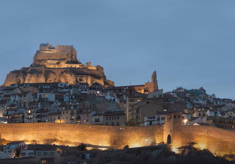 Imagen principal - Morella y Porta dels Apostols de la iglesia de Santa María la Mayor de Morella