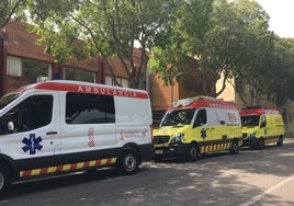 Ambulancias en un centro de salud de Oliva.