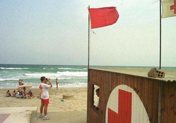 Bandera roja en la playa