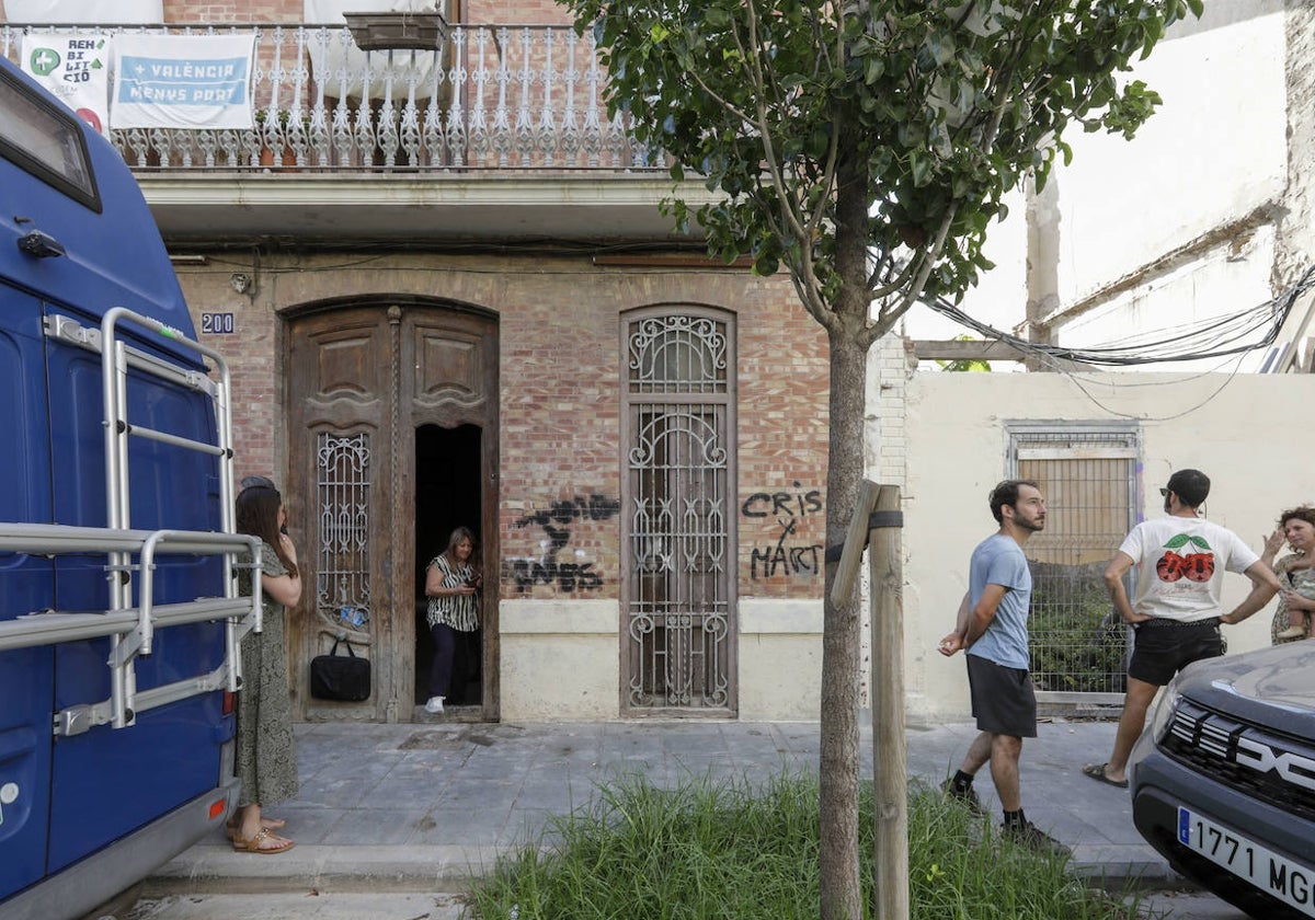 Visita a la casa de la calle Progreso 200, una de las catorce que subasta la oficina Plan del Cabanyal-Canyamelar.