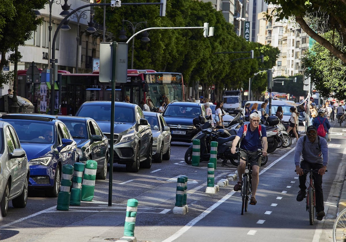 Tráfico intenso en la calle Colón de Valencia.