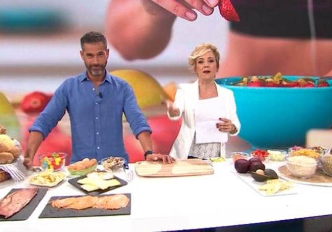 Pablo Ojeda y Cristina Pardo hablando de las dietas en 'Más vale tarde'.