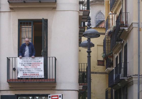 Un vecino protesta contra los apartamentos turísticos.