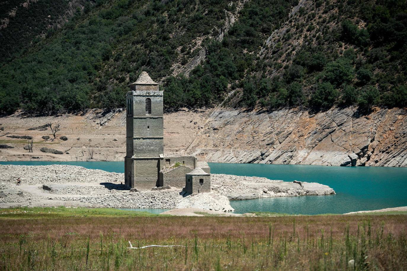 El pantano de Mediano, la sequía y la iglesia que (ya no) emerge de las aguas