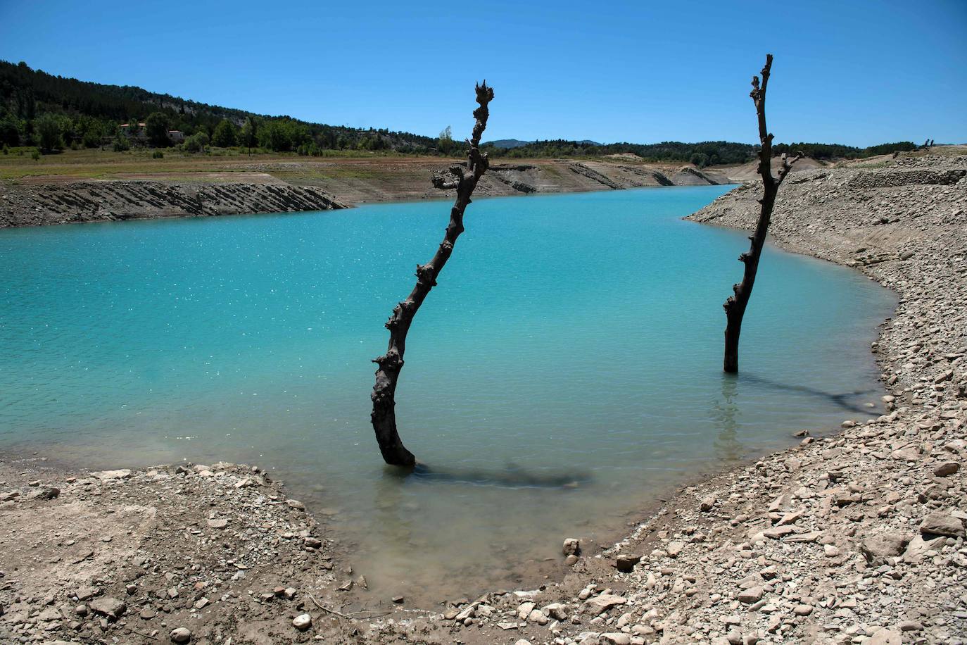 El pantano de Mediano, la sequía y la iglesia que (ya no) emerge de las aguas