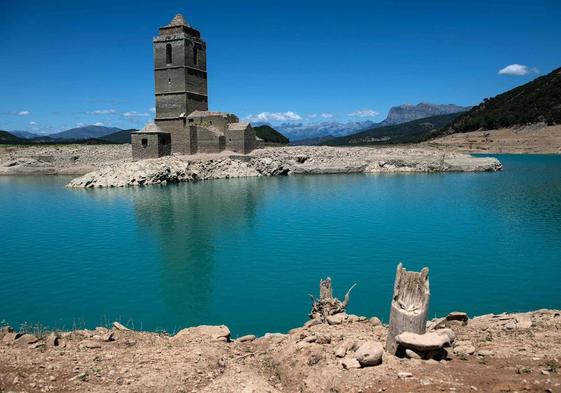 El pantano de Mediano, la sequía y la iglesia que (ya no) emerge de las aguas