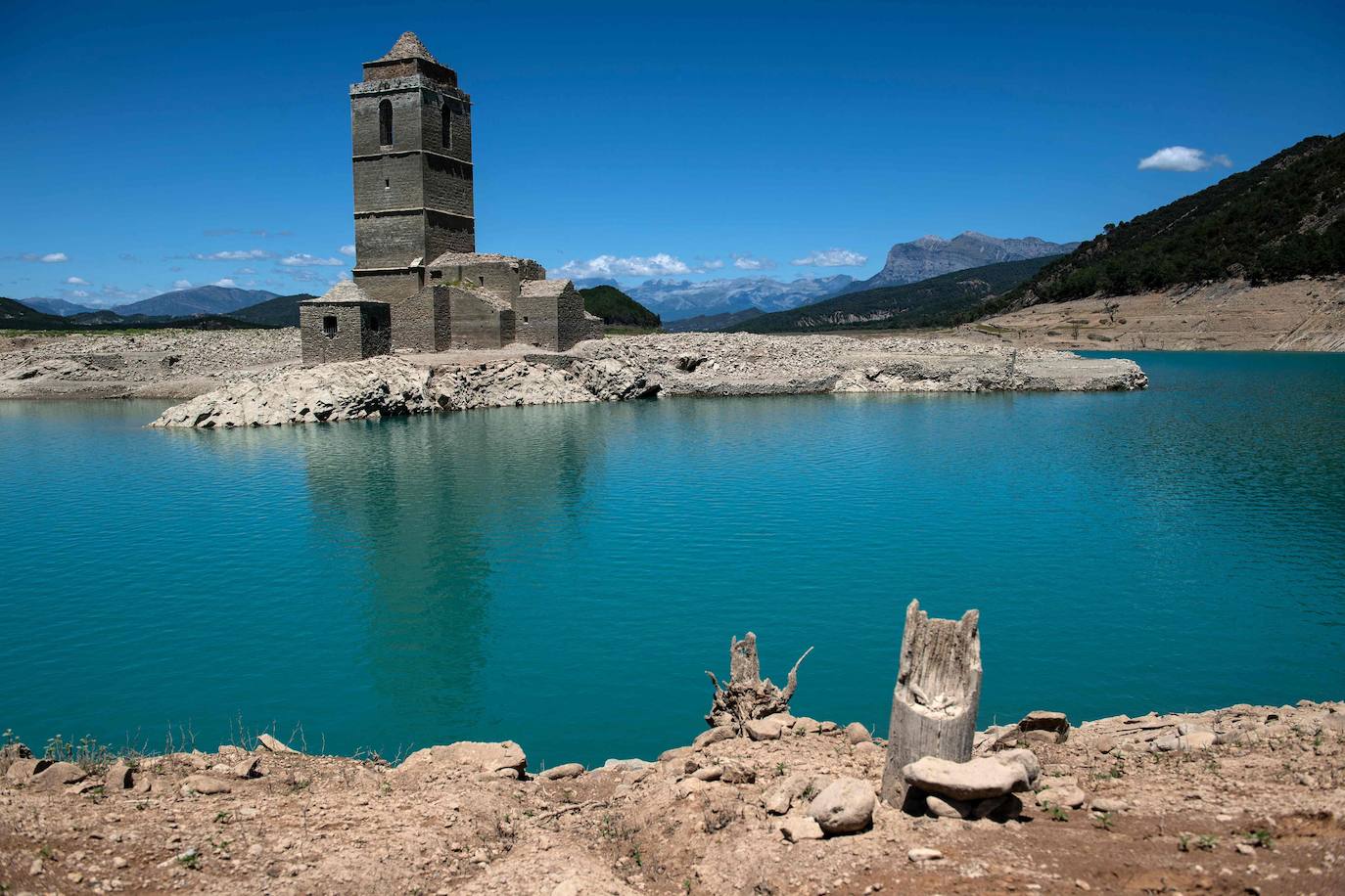 El pantano de Mediano, la sequía y la iglesia que (ya no) emerge de las aguas