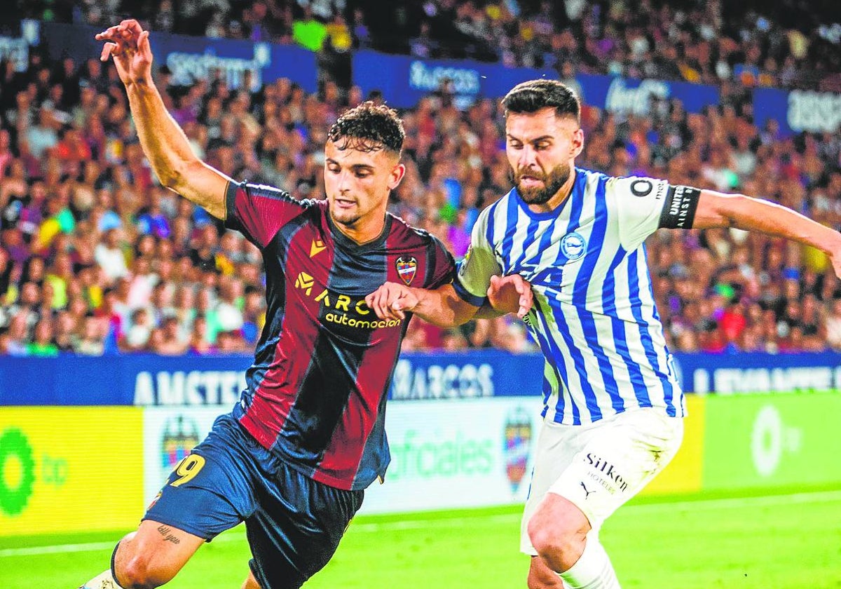 Marc Pubill pelea con Rubén Duarte, jugador del Alavés.