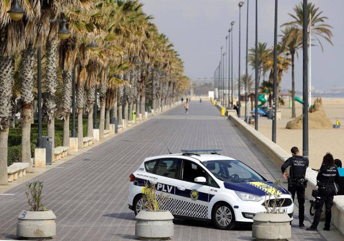 Un vehículo de la Policía Local de Valencia en una imagen de archivo.