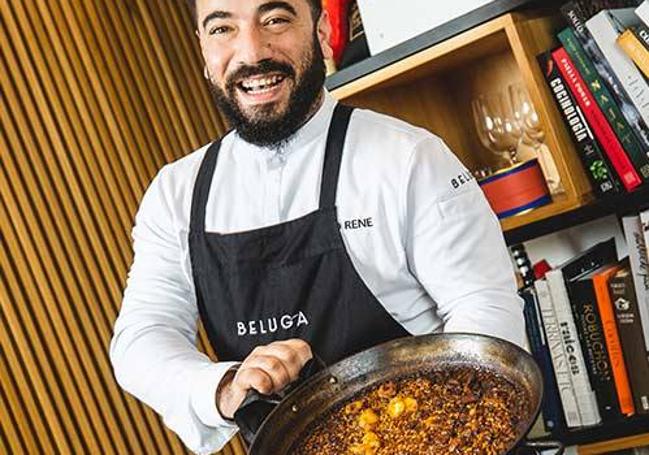 Diego René, en su restaurante de Málaga con un arroz alicantino.