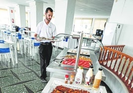 Un camarero prepara el desayuno en un hotel.