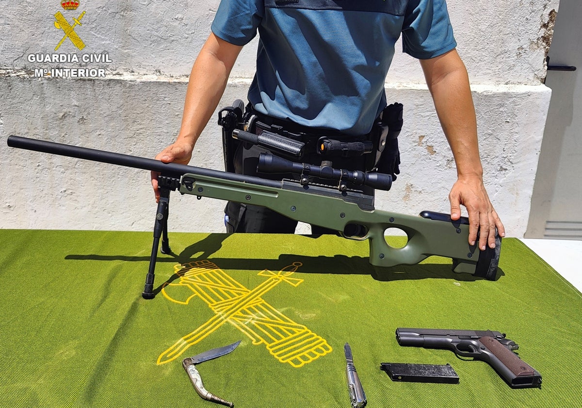 Armas con las que el hombre amenazaba a vecinos y Guardia Civil desde su ventana.