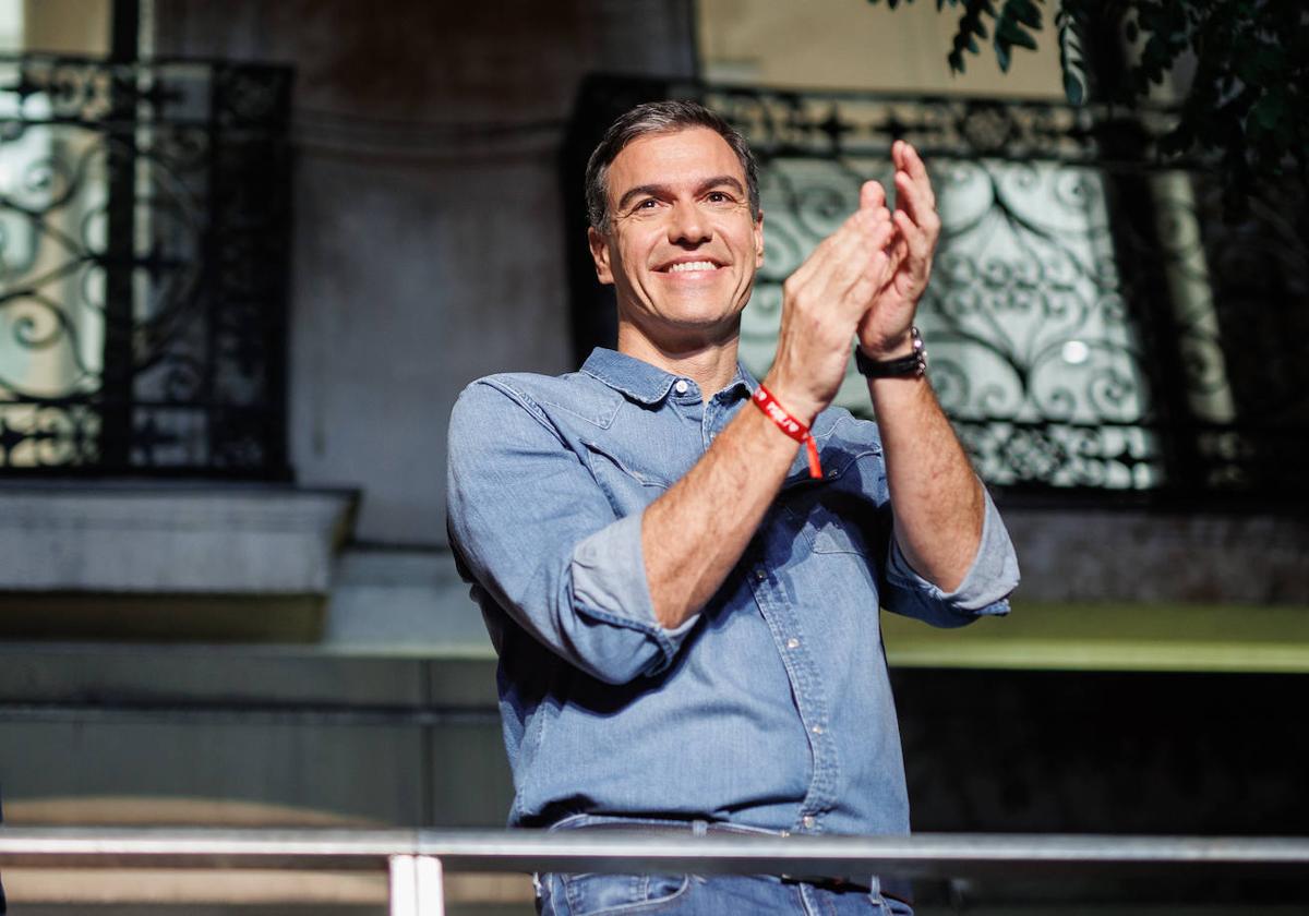 El presidente del Gobierno de España y secretario general del PSOE, Pedro Sánchez, agradece a sus votantes los resultados