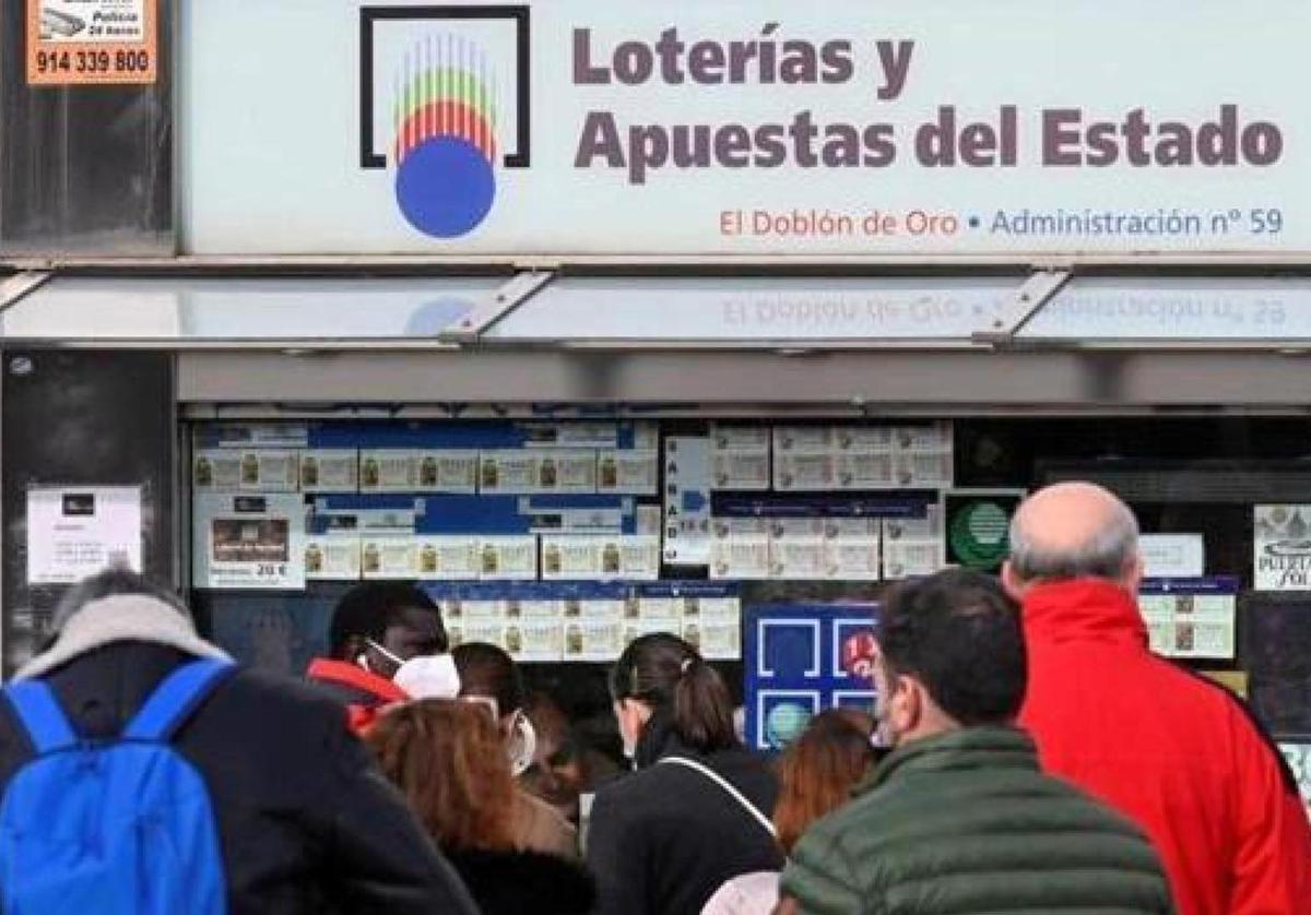 Varias personas esperan en una administración de Loterías y Apuestas del Estado