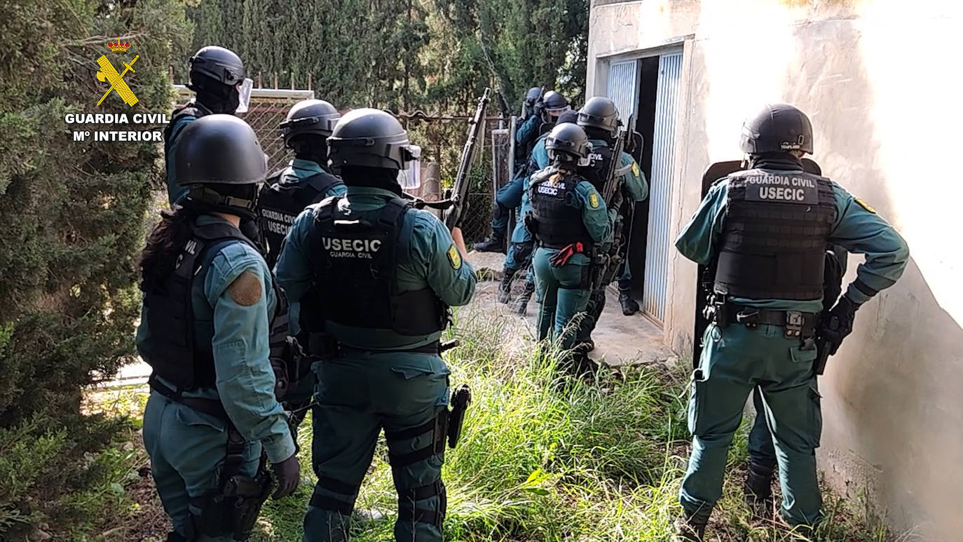 La Guardia Civil irrumpe en el chalet de Aspe.