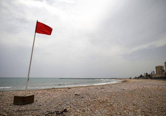 Bandera roja en la playa