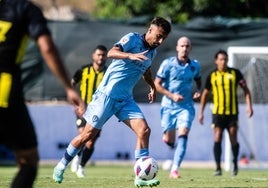 Óscar Clemente conduce el balón durante el partido contra el Qatar en Buñol.