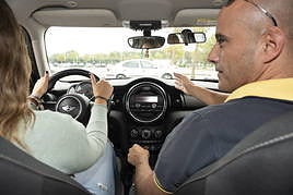 Clase de autoescuela con indicaciones del profesor