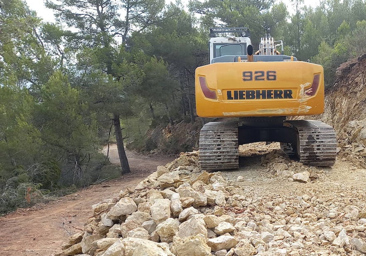 La maquinaría trabajando en el ámbito del PAI de Llíber.