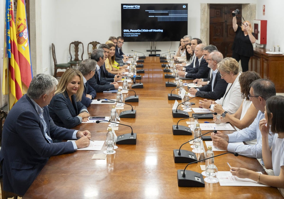 Miembros del anterior y actual Consell durante una reunión con una delegación de la empresa PowerCo para ponerse al día sobre el desarrollo de la gigafactoría de Volkswagen en Sagunto.