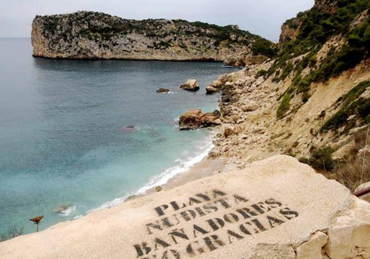 Playa nudista del Ambolo, en Jávea.