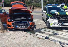 Ambos vehículos destrozados después de la colisión.