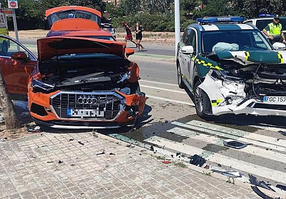 Ambos vehículos destrozados después de la colisión.