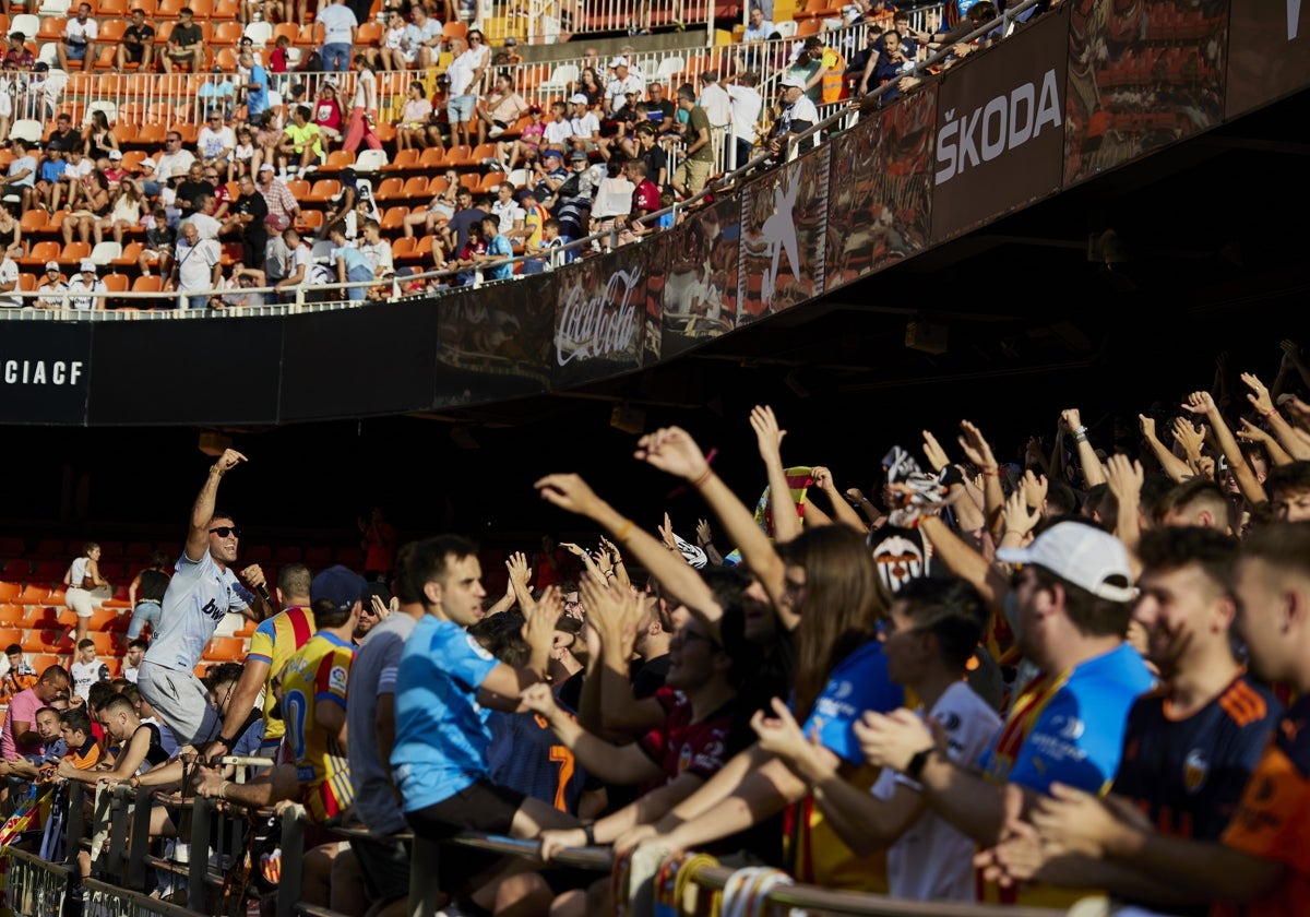 Aficionados blanquinegros en la grada de Mestalla.