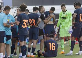 Baraja da instrucciones en una de las pausas para la hidratación del partido ante el Alavés.