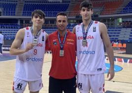 Lucas Marí, David Barberà y Julio Galcerán con las medallas de plata.