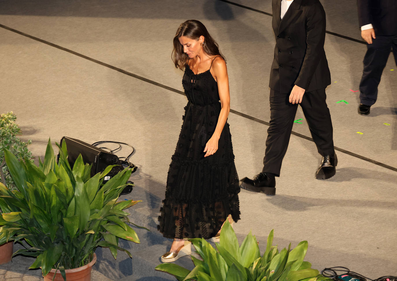 Letizia arranca su verano en Palma de Mallorca de negro y dorado